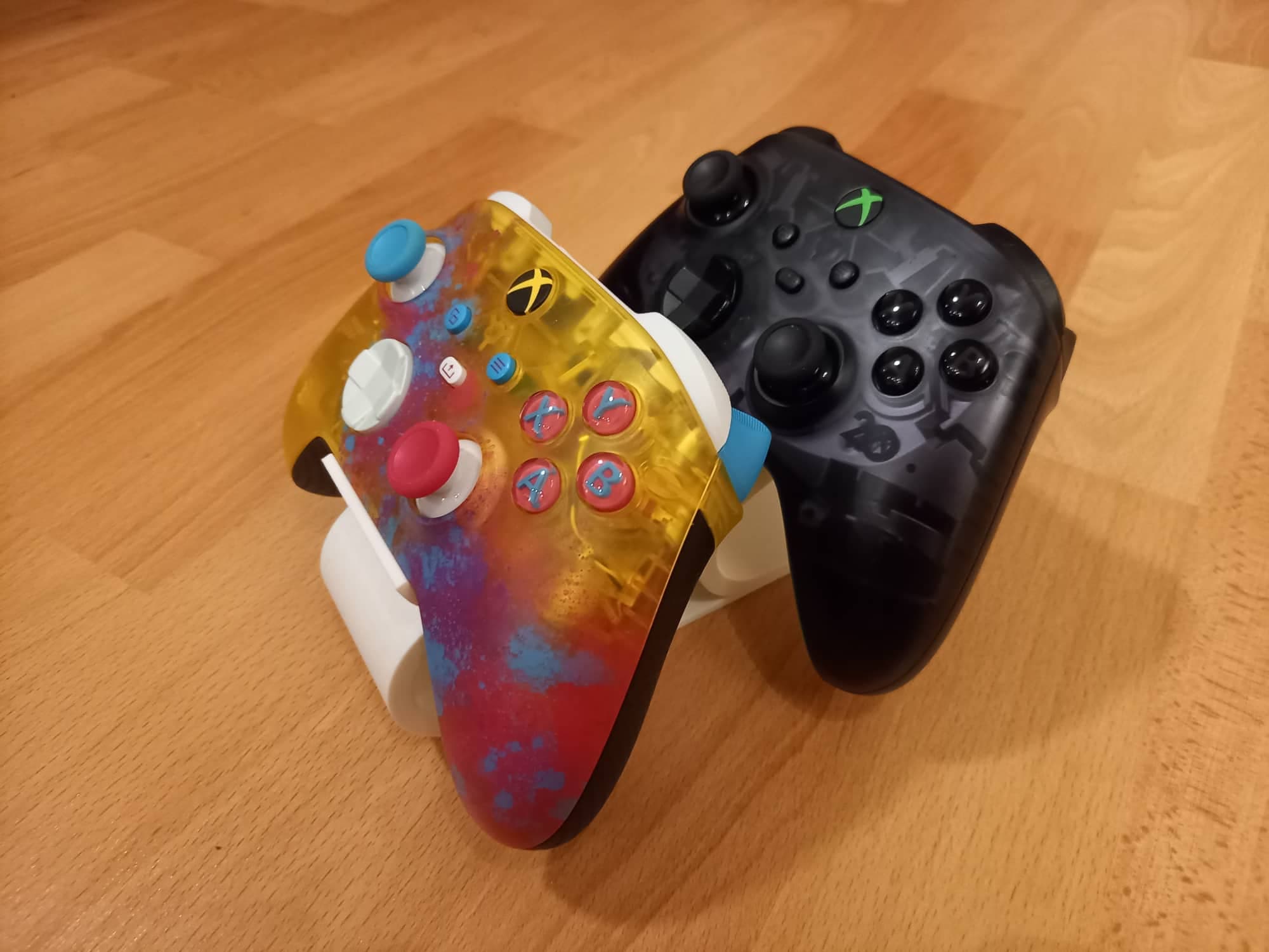 Suporte duplo para controles PS5/PS4/Xbox